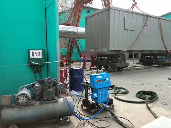 Q2600聚氨酯噴涂機應用于移動房噴涂發泡保溫